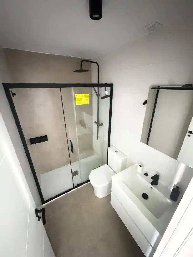 Badezimmer von Wohnung zur Miete in  Huelva Capital mit Klimaanlage