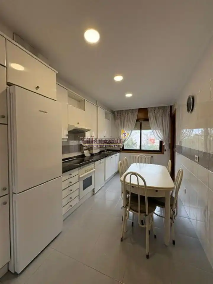 Cocina de Apartamento de alquiler en Vigo  con Calefacción, Parquet y Trastero