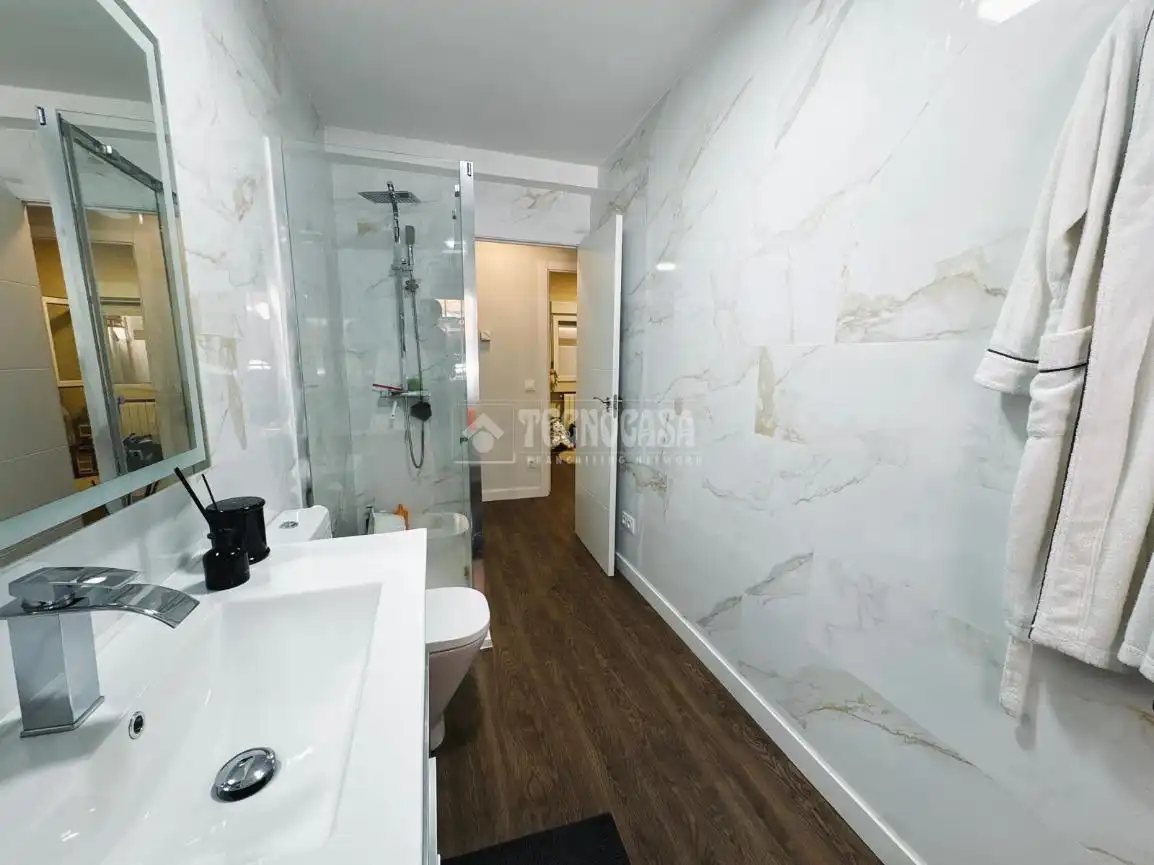Bathroom of Flat for sale in Madrid  with Air Conditioner and Heating