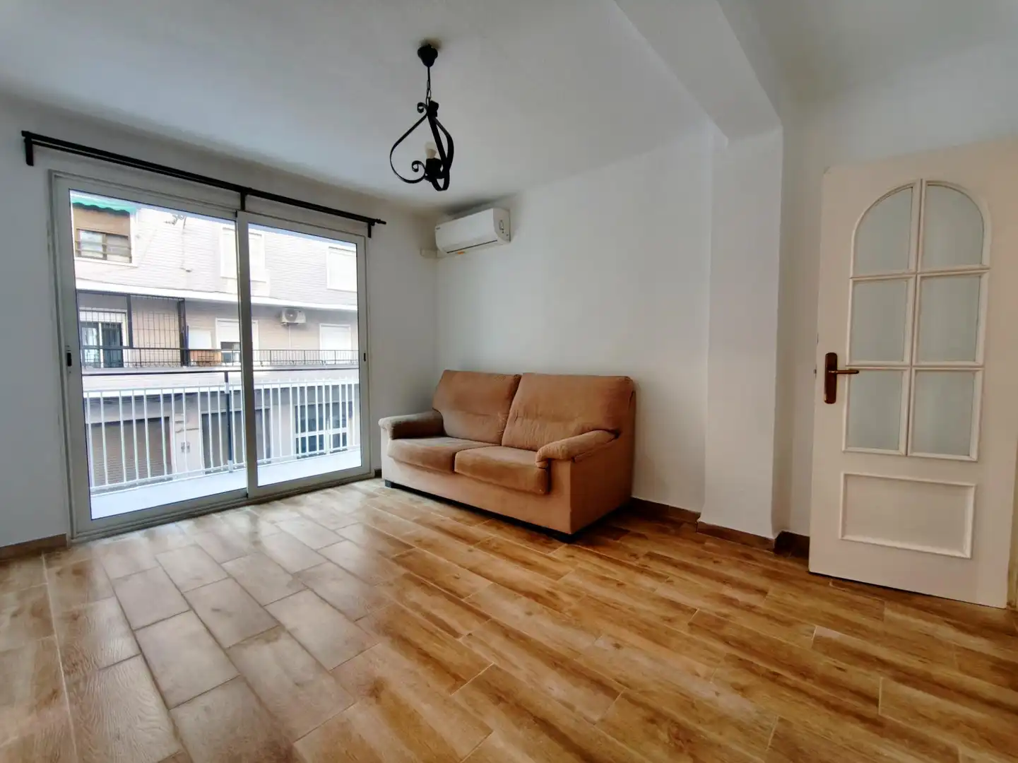 Sala d'estar de Pis de lloguer en Valencia amb Aire condicionat, Parquet i Terrassa