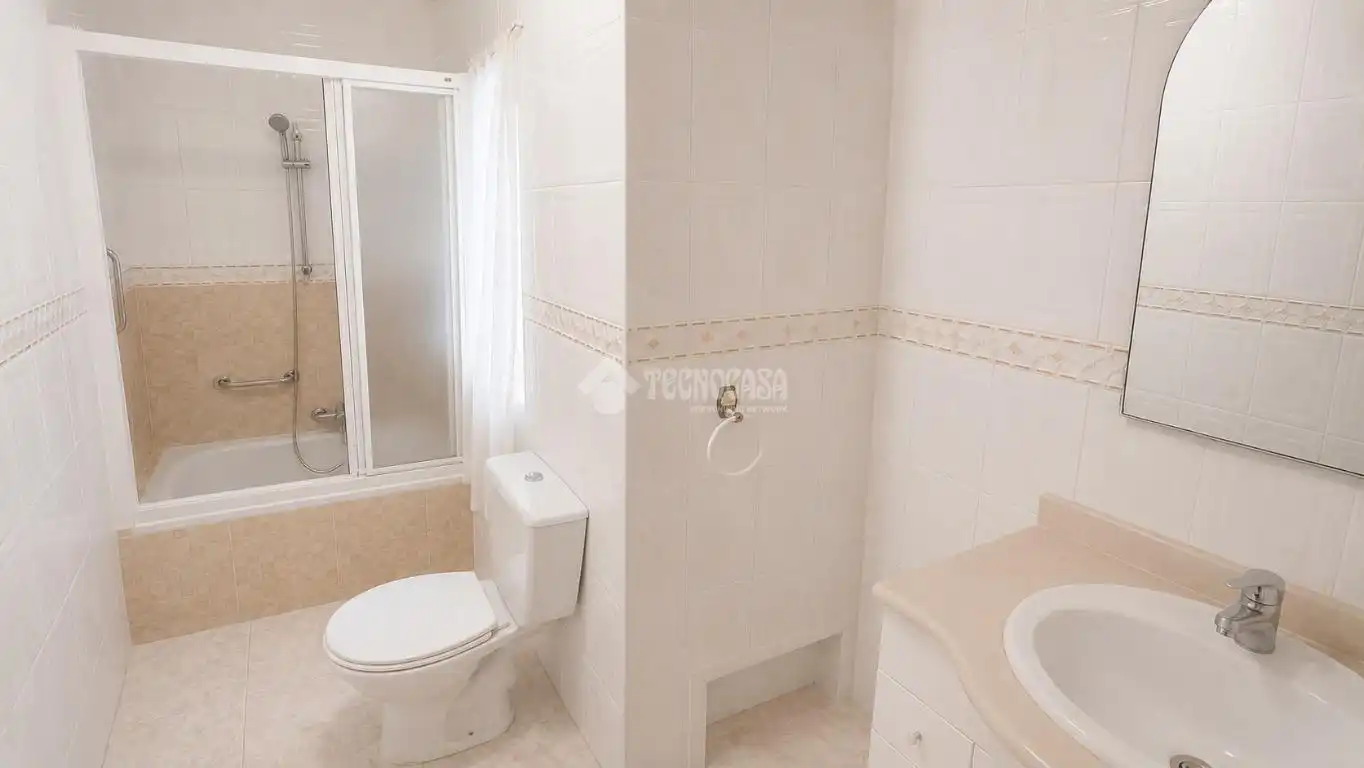 Badezimmer von Wohnung zum Verkauf in Pinto mit Balkon