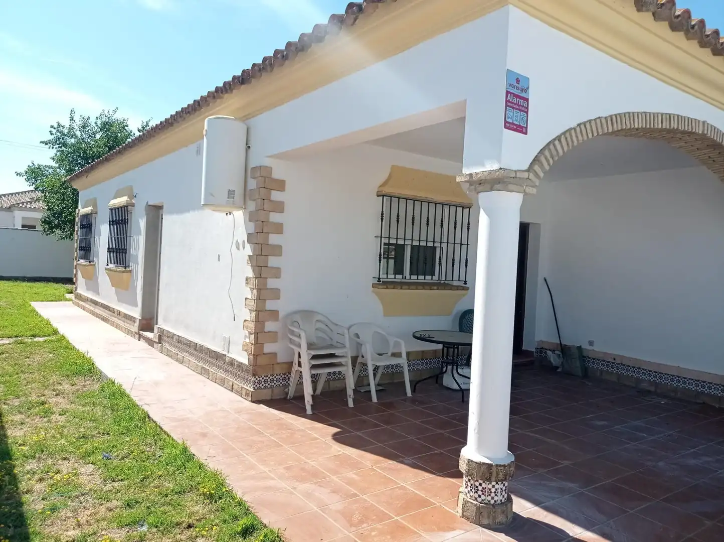 Vista exterior de Casa o xalet en venda en Chiclana de la Frontera amb Jardí privat i Terrassa