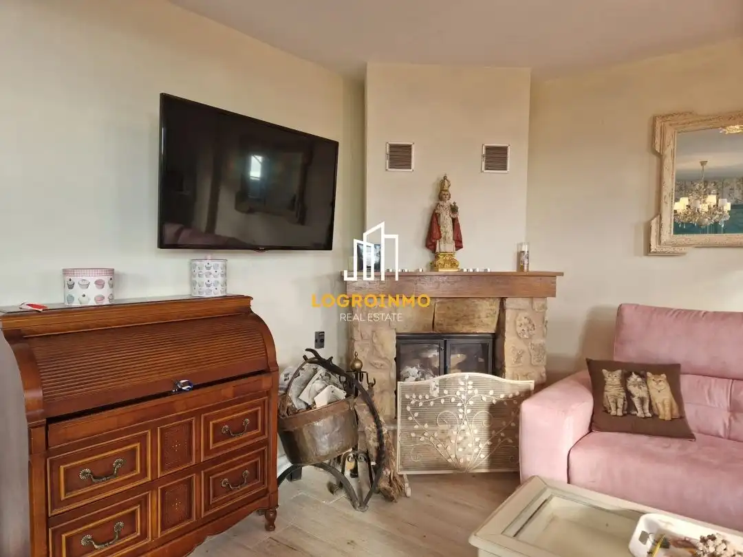 Living room of Houses for sale in Lapoblación  with Heating, Private garden and Parquet flooring