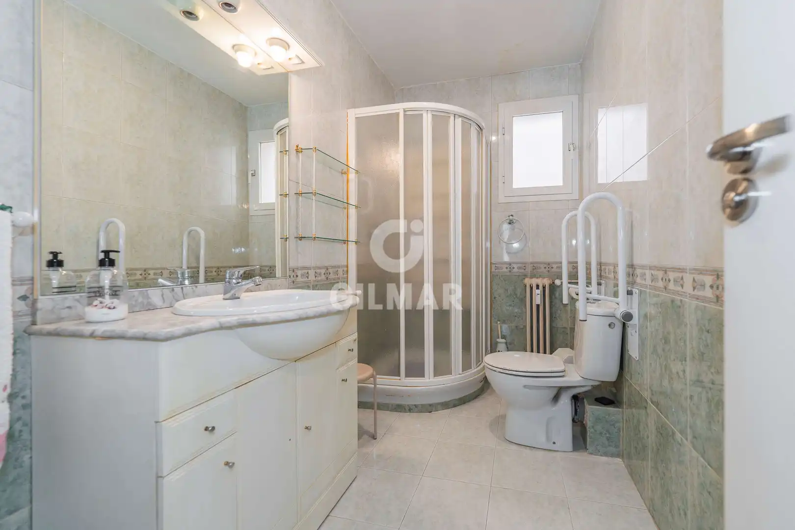Baño de Piso en venta en Madrid con Calefacción, Trastero y Balcón