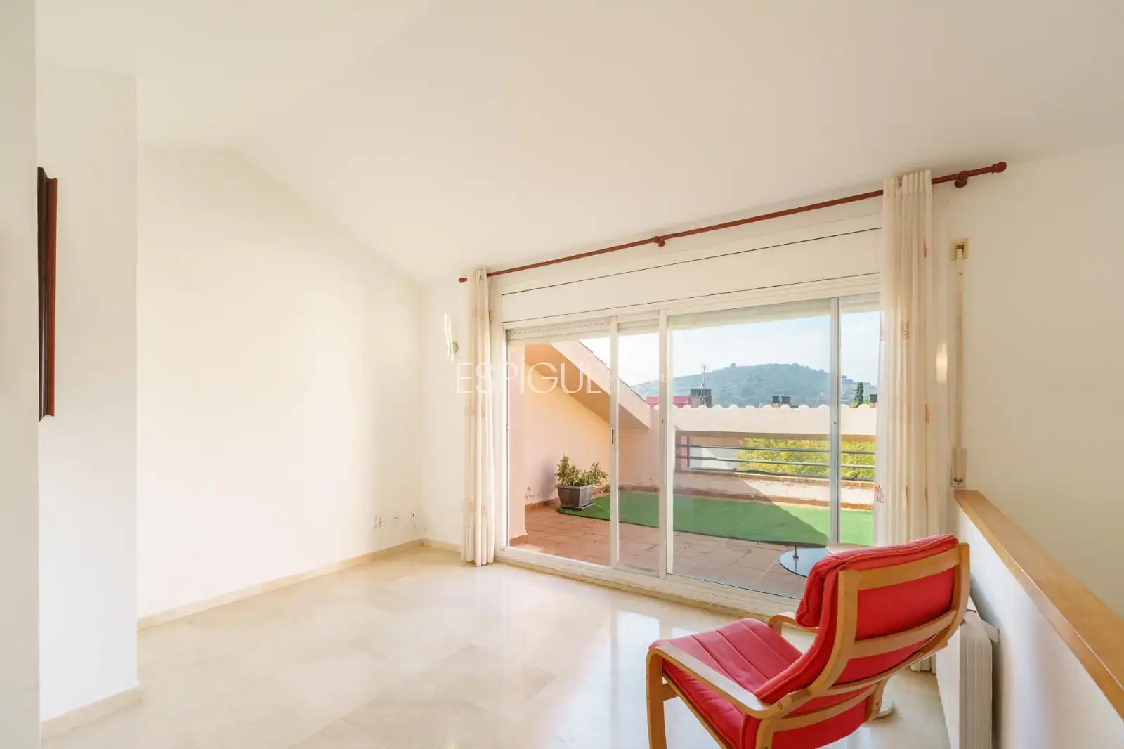 Sala de estar de Casa adosada en venta en Tiana con Calefacción, Jardín privado y Parquet