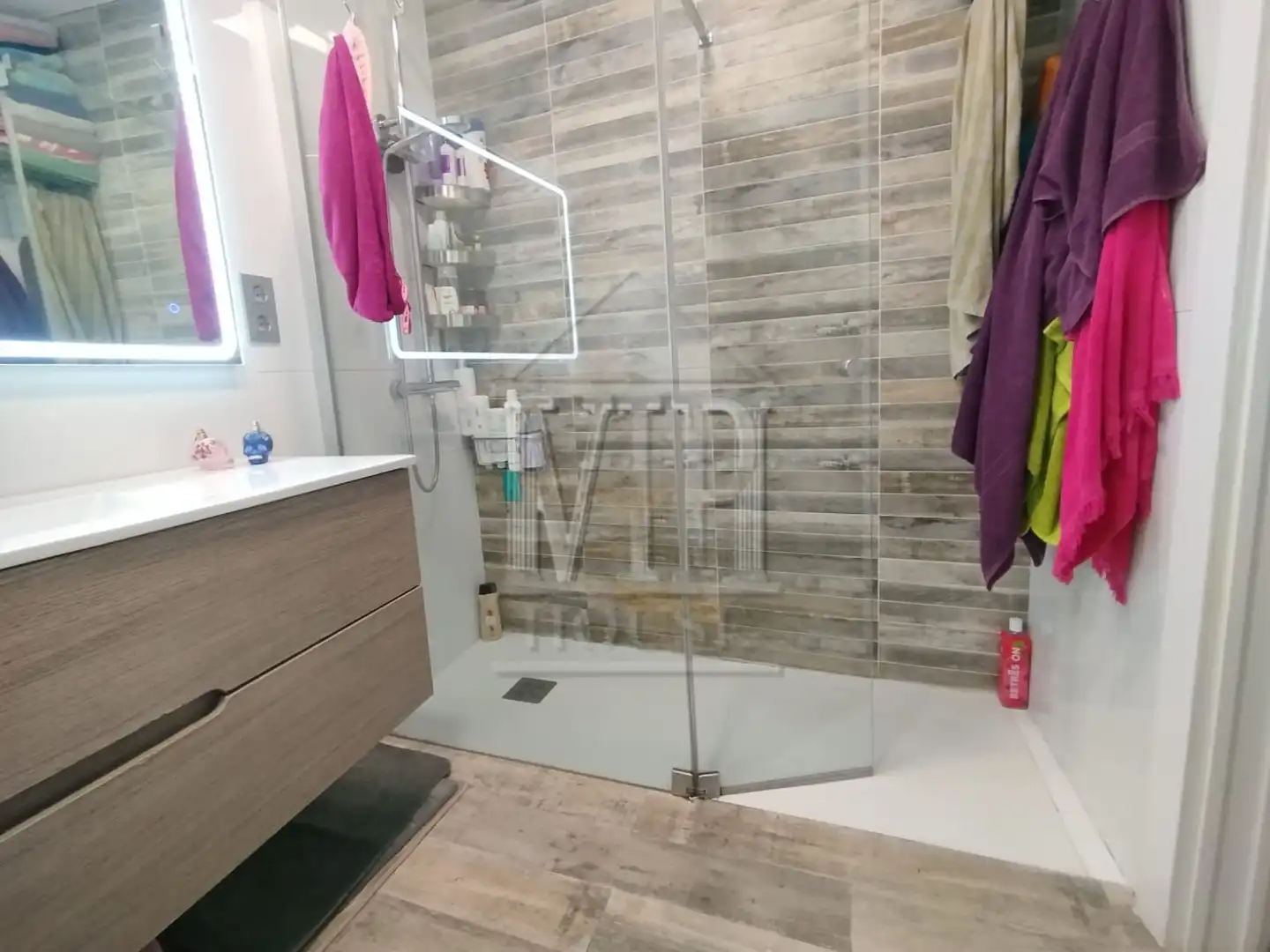 Badezimmer von Einfamilien-Reihenhaus zum Verkauf in Badalona mit Klimaanlage, Heizung und Parkett
