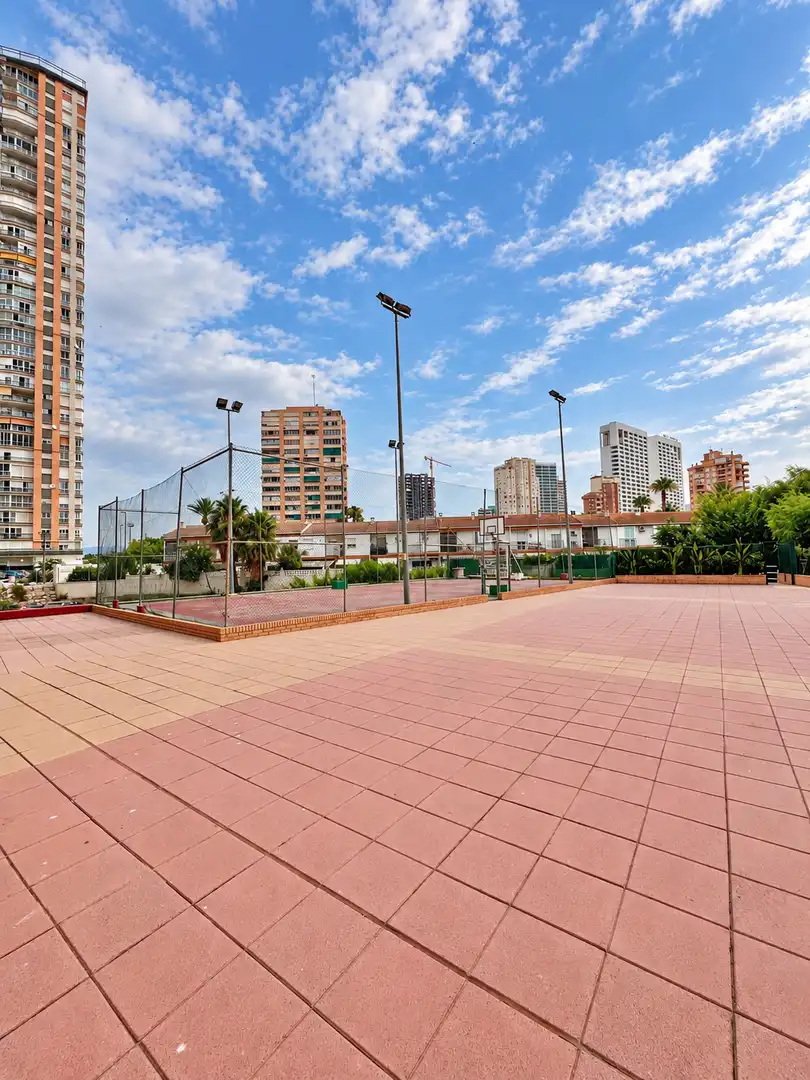 Vista exterior de Apartament en venda en Benidorm amb Aire condicionat, Terrassa i Moblat