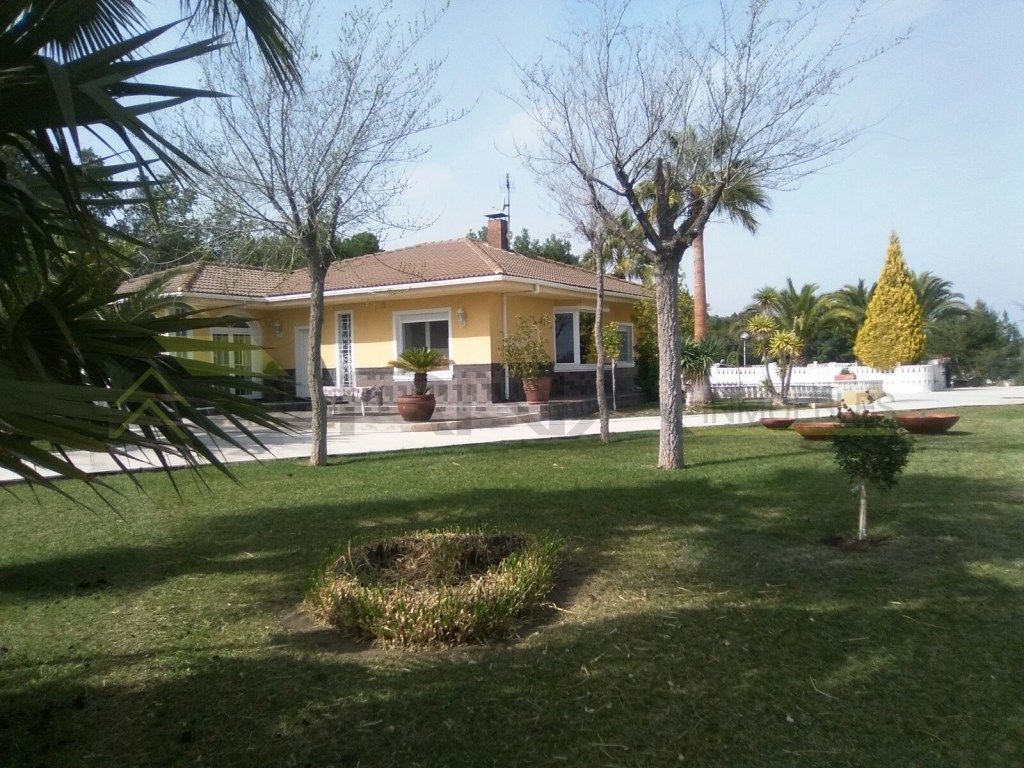 Jardí de Casa o xalet en venda en Elda amb Jardí privat i TV