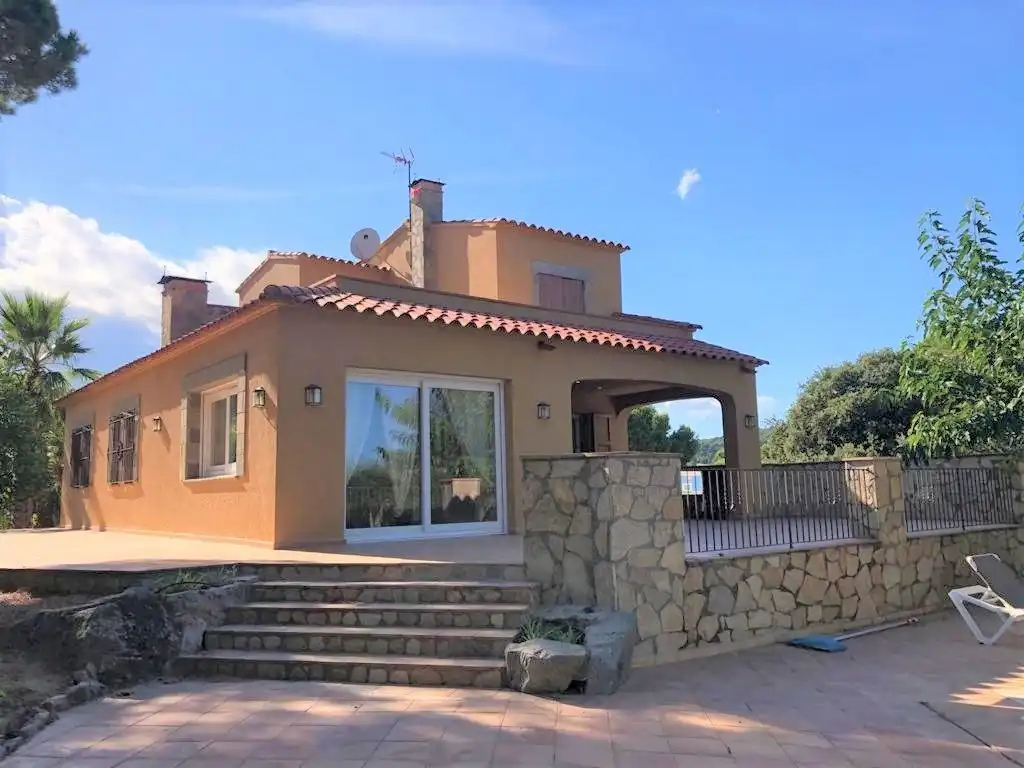 Detached house with pool for sale in Costa Rica