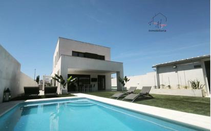 Vista exterior de Casa o xalet en venda en Carbajosa de la Sagrada amb Calefacció i Traster
