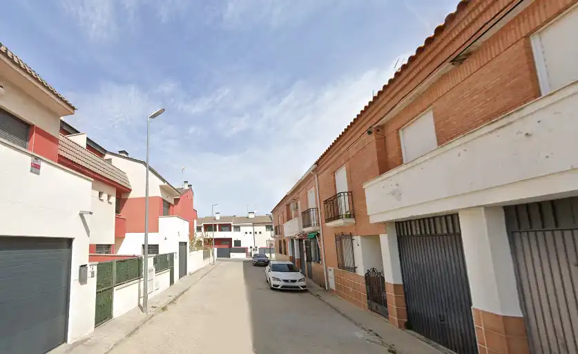 Vista exterior de Casa adosada en venda en Ajofrín amb Terrassa i Traster