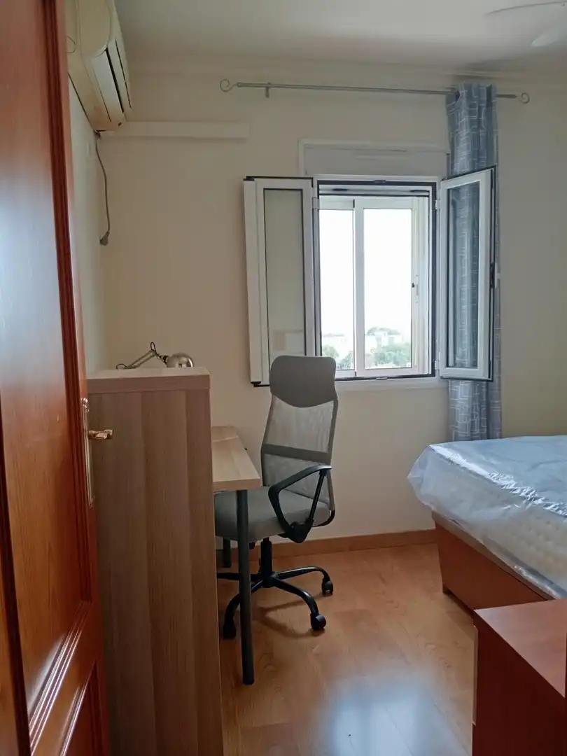 Schlafzimmer von Wohnung zur Miete in Sevilla mit Klimaanlage, Terrasse und Möbliert
