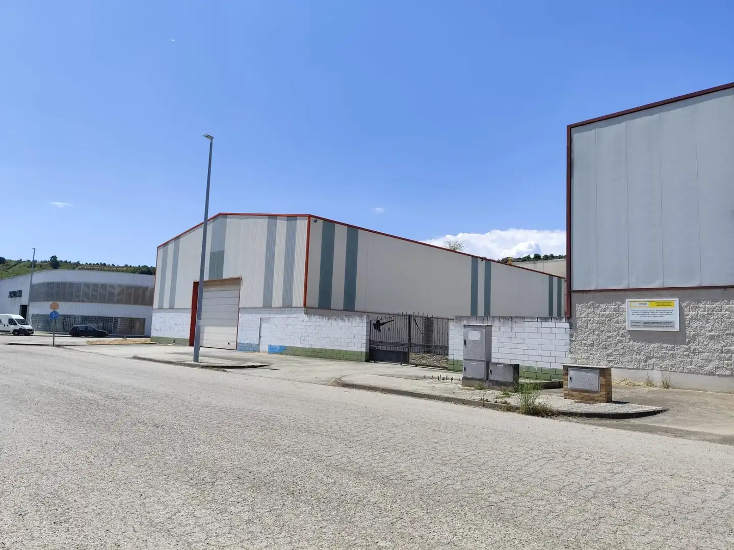 Außenansicht von Fabrikhallen zur Miete in Bembibre