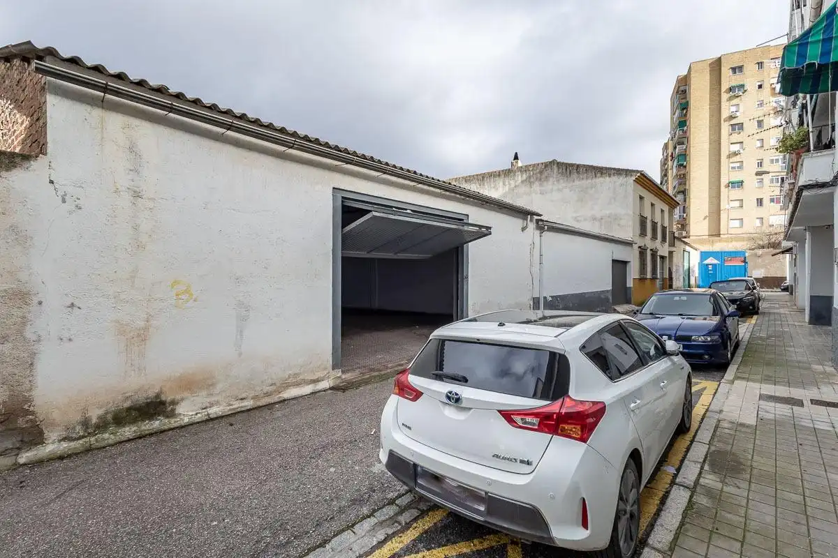 Parking de Casa adosada en venta en Granada con Jardín privado
