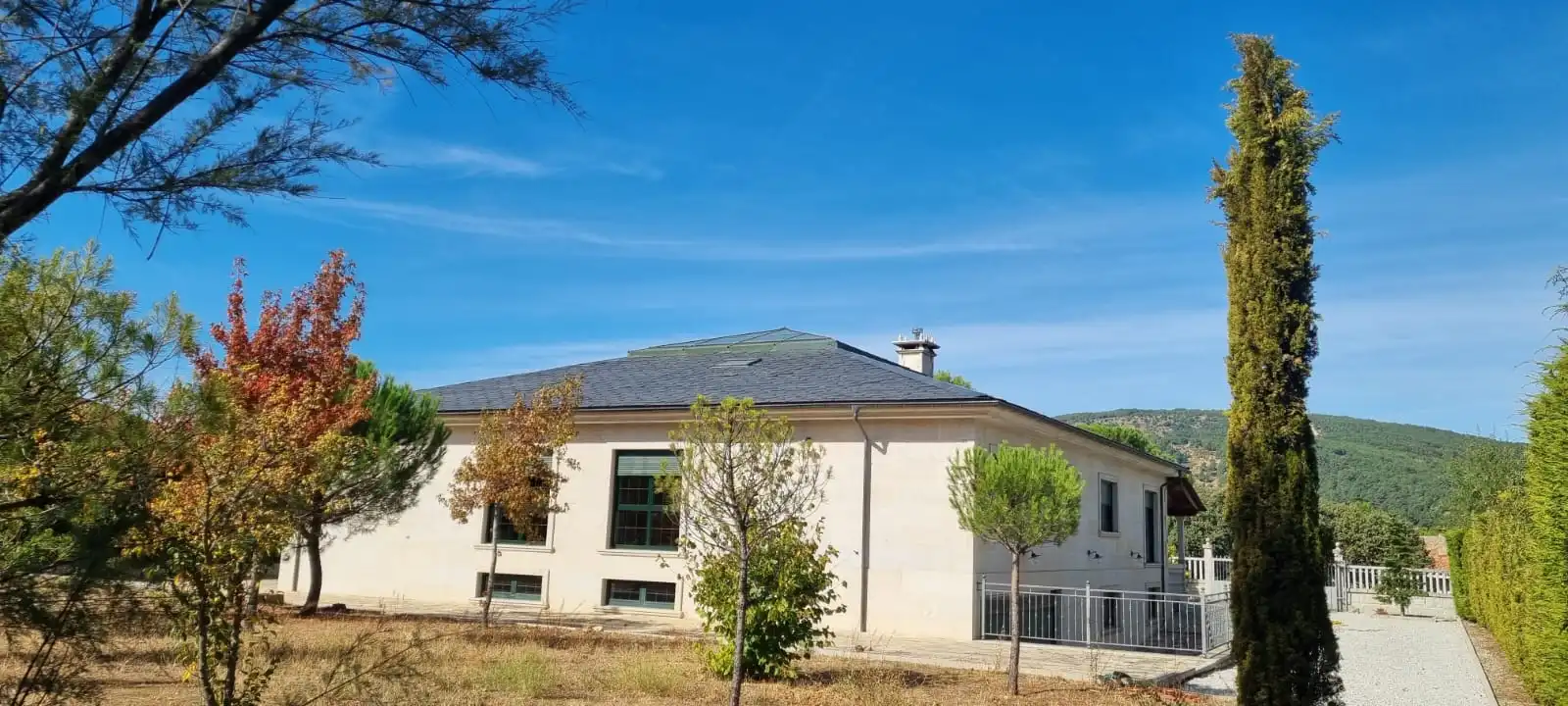 Vista exterior de Casa o xalet en venda en Moralzarzal amb Aire condicionat, Calefacció i Jardí privat