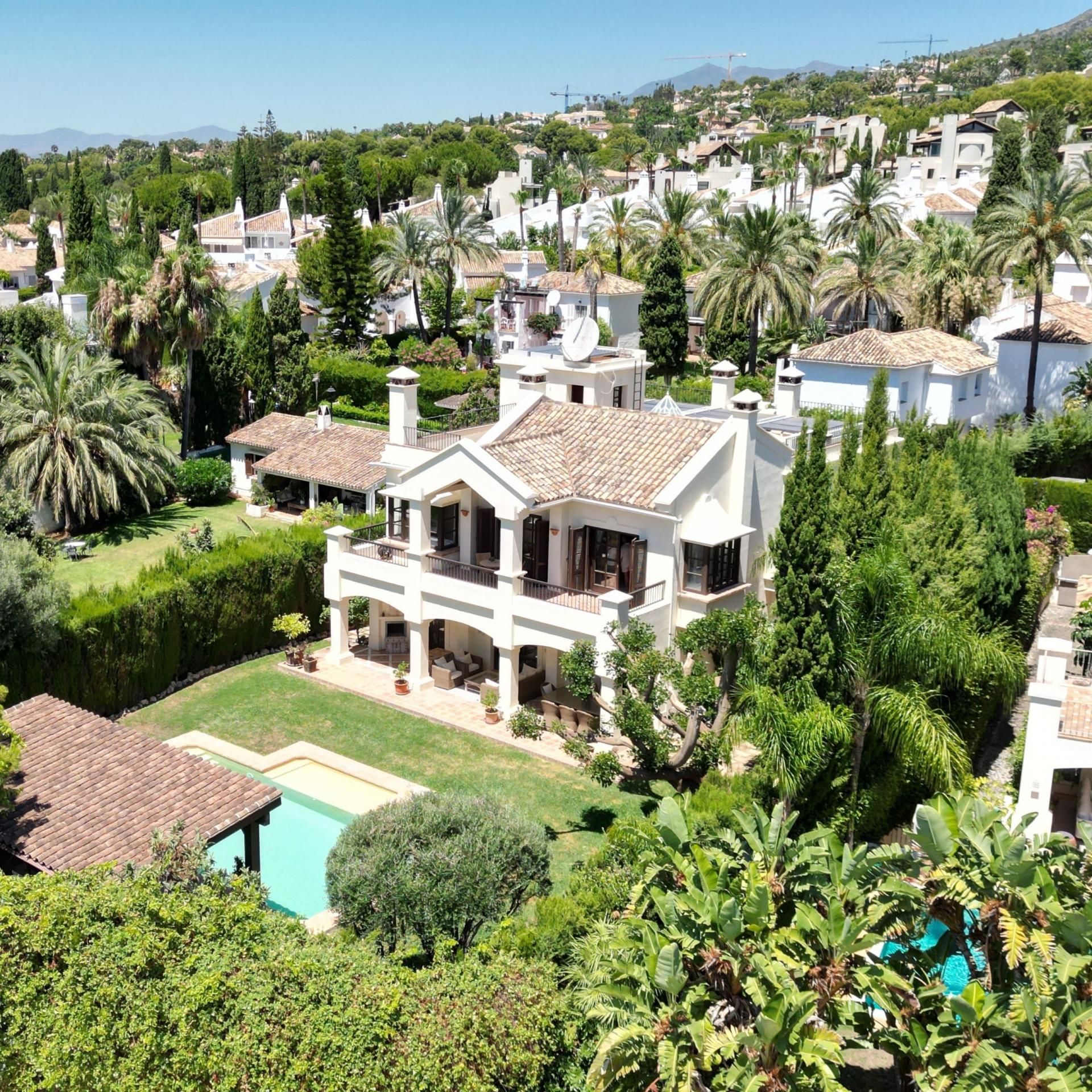 Vista exterior de Casa o xalet en venda en Marbella amb Jardí privat, Terrassa i Piscina