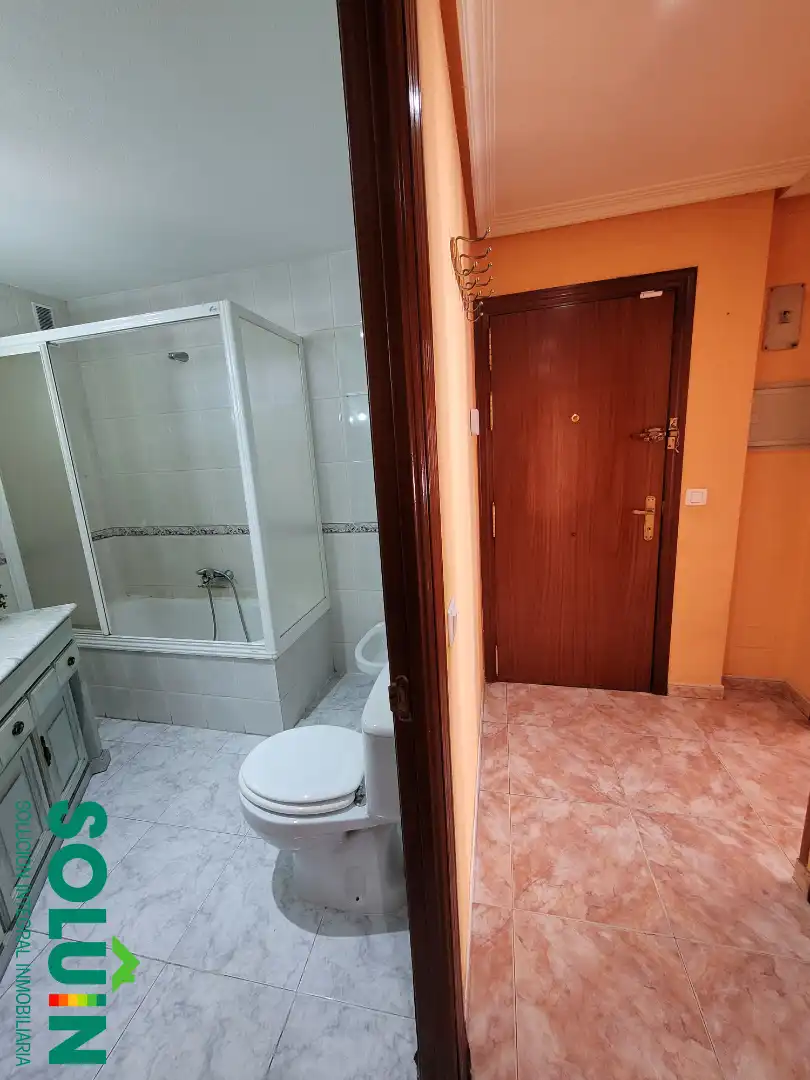 Baño de Piso en venta en Fuenlabrada con Calefacción, Trastero y Horno