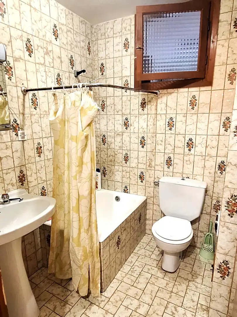 Bathroom of Houses for sale in Aguilar de Campoo  with Balcony