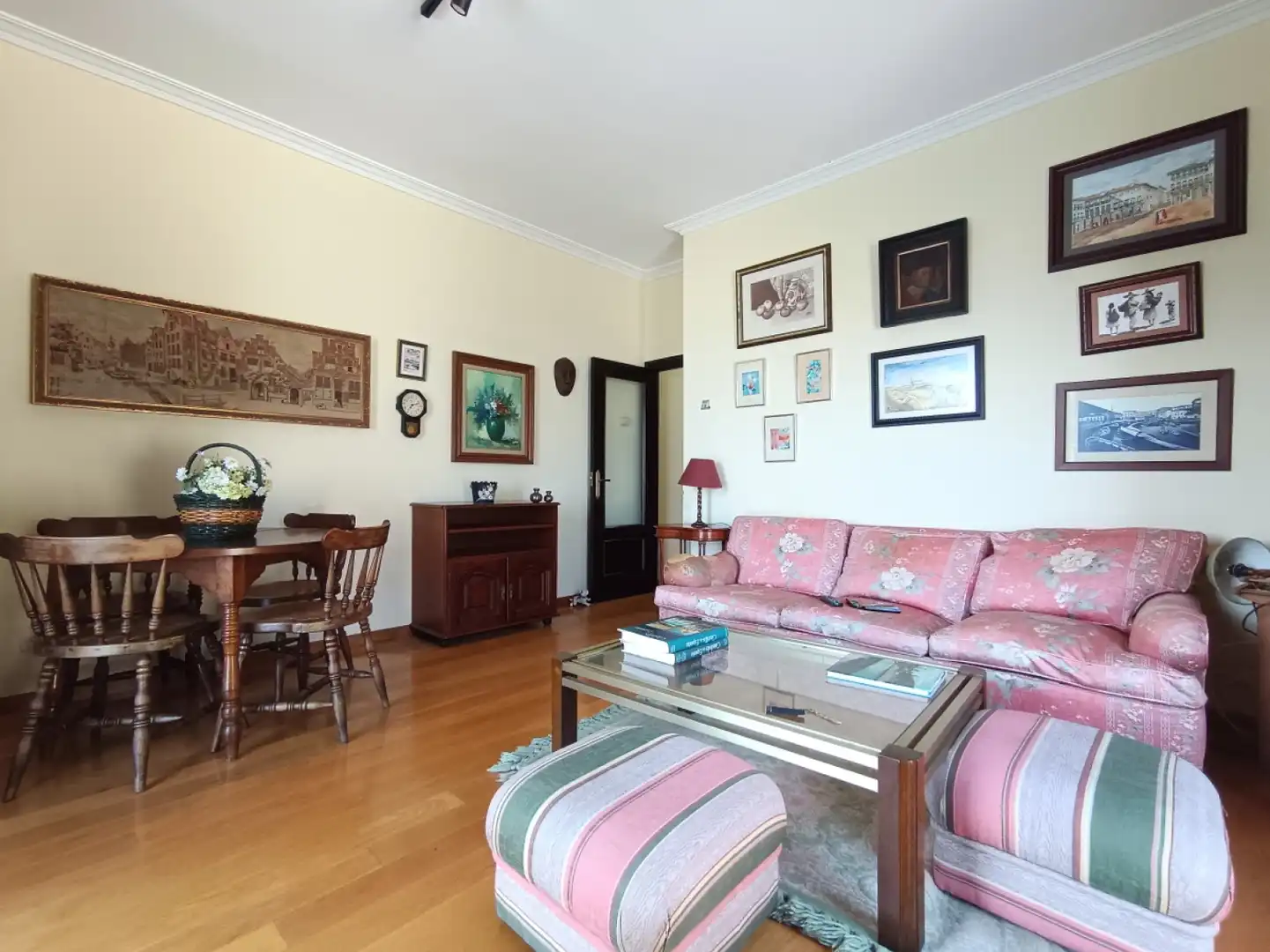 Sala d'estar de Pis de lloguer en Carreño amb Parquet i Balcó