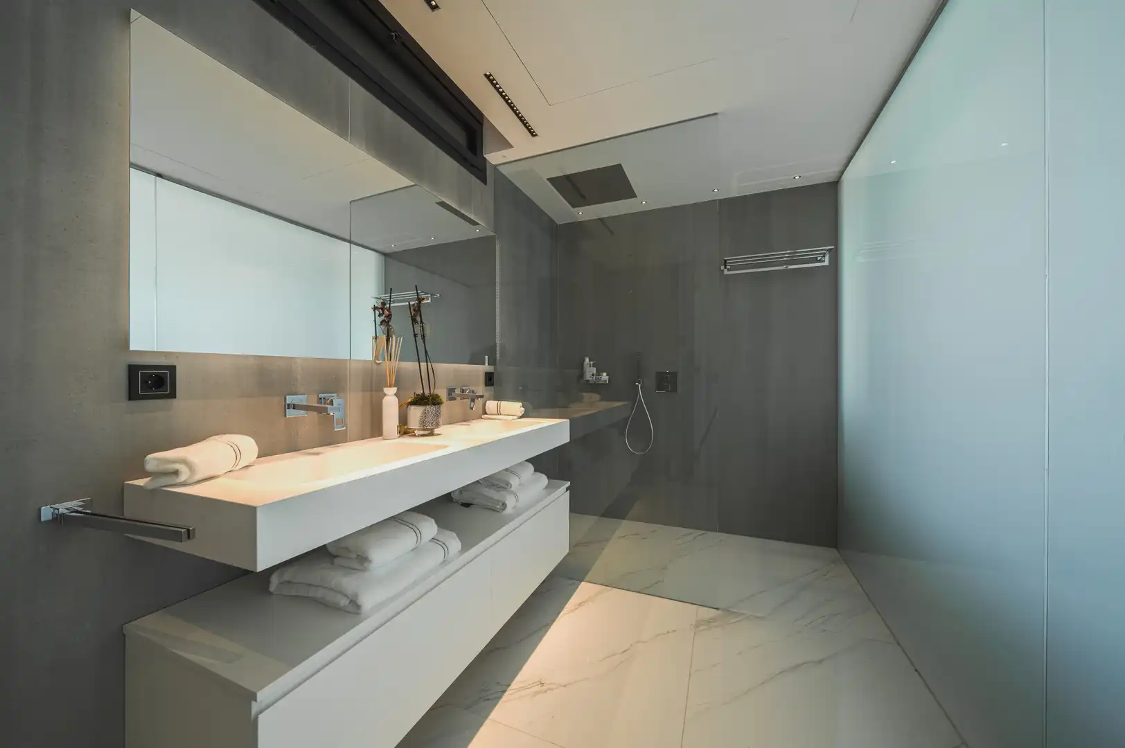 Bathroom of Apartments for rent in Marbella  with Air Conditioner, Terrace and Furnished