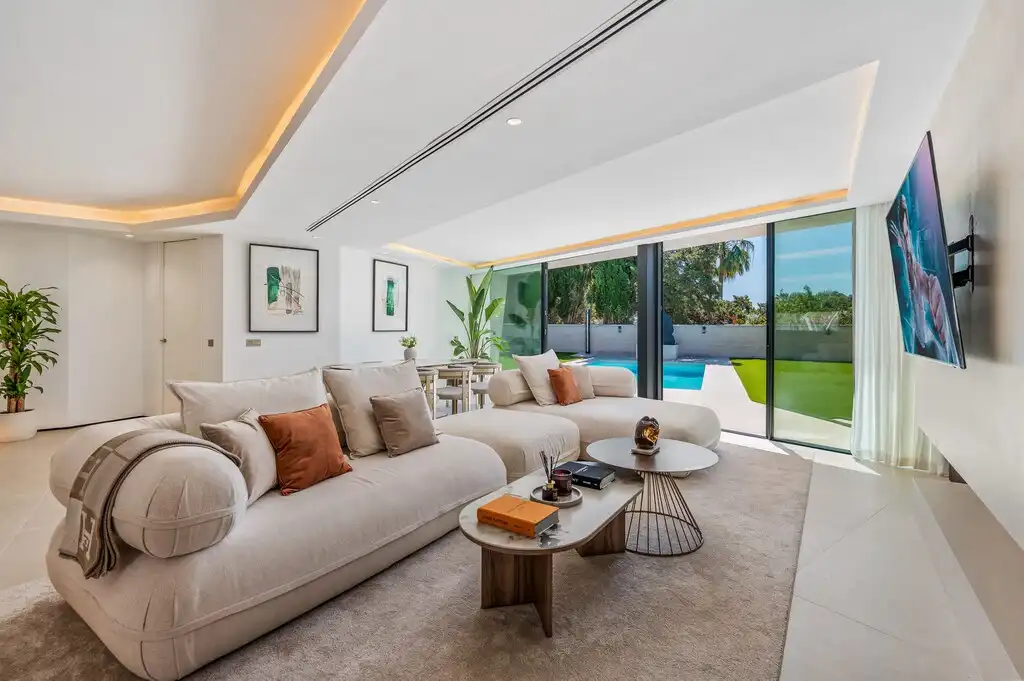 Sala de estar de Casa o chalet en venta en Marbella con Aire acondicionado, Calefacción y Jardín privado