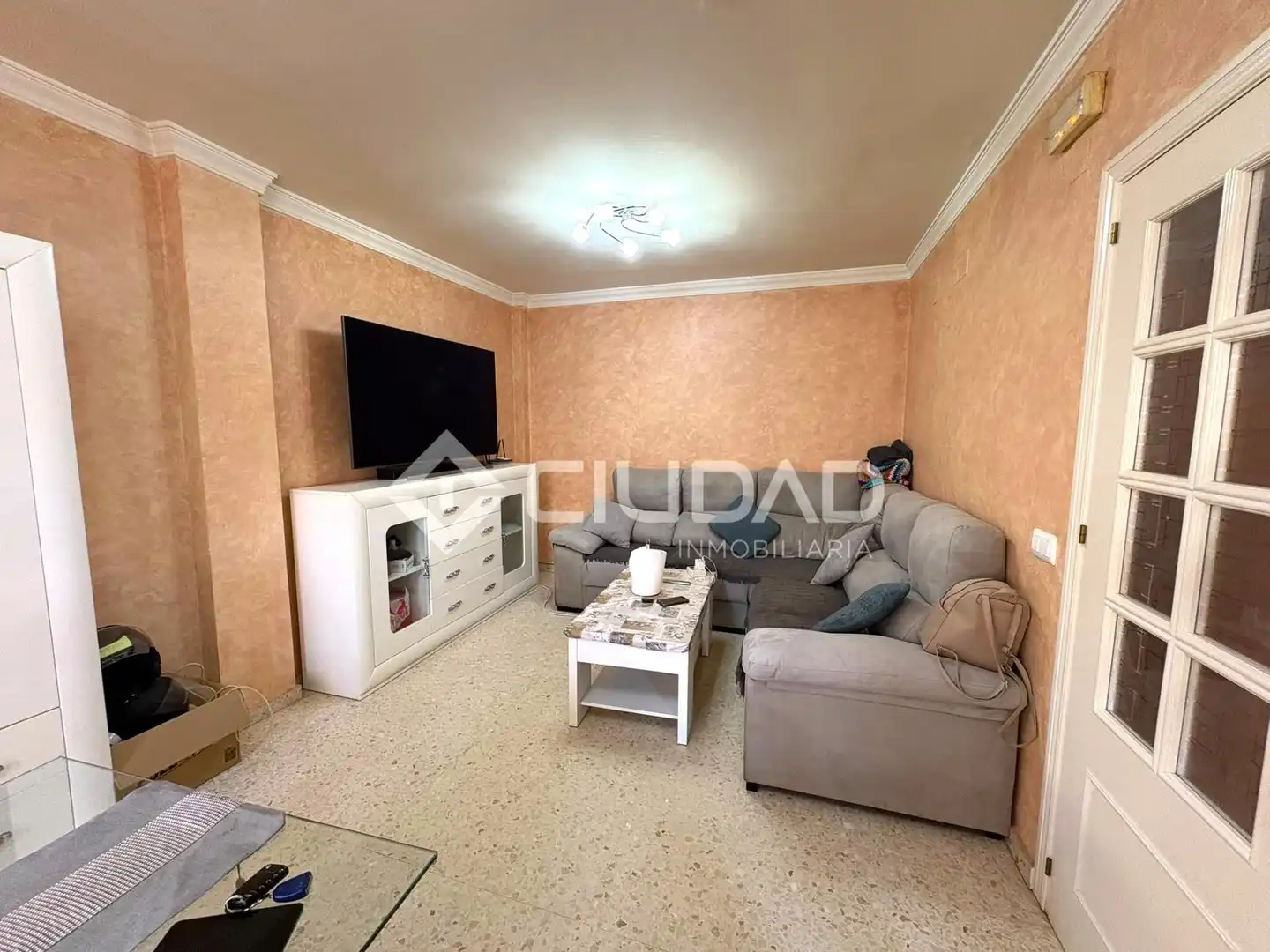 Sala d'estar de Casa adosada en venda en Sanlúcar de Barrameda amb Aire condicionat i Terrassa