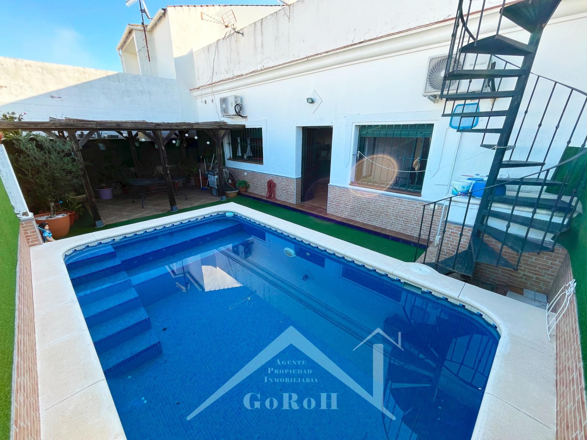 Piscina de Casa adosada en venda en Castilblanco de los Arroyos amb Aire condicionat, Jardí privat i Piscina