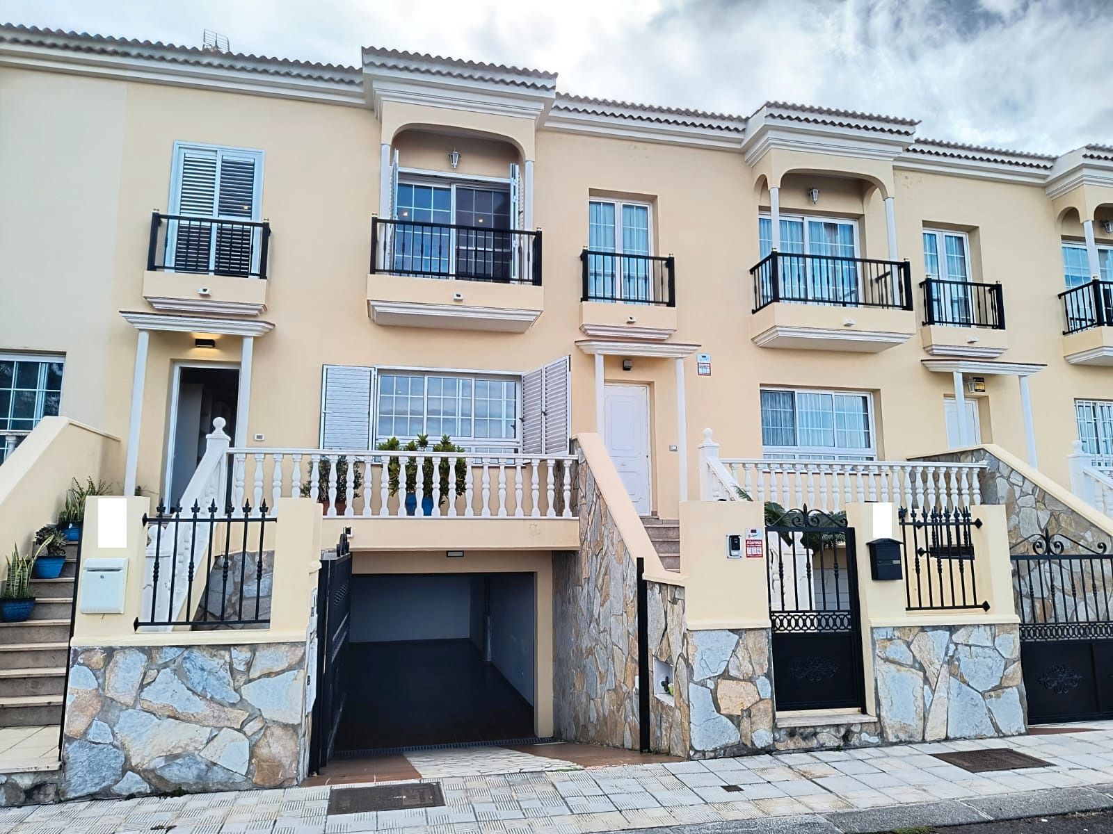 Vista exterior de Casa o xalet en venda en Los Realejos amb Jardí privat, Terrassa i Forn