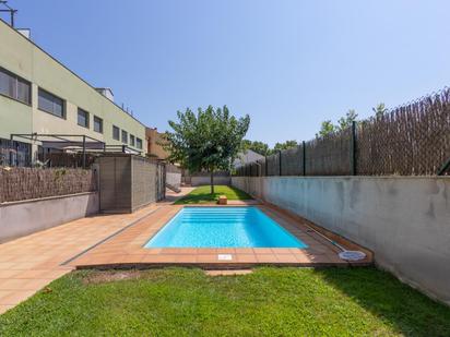 Swimming pool of Flat for sale in Figueres