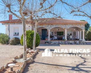 Vista exterior de Casa o xalet en venda en San Clemente amb Jardí privat, Piscina i Piscina comunitària