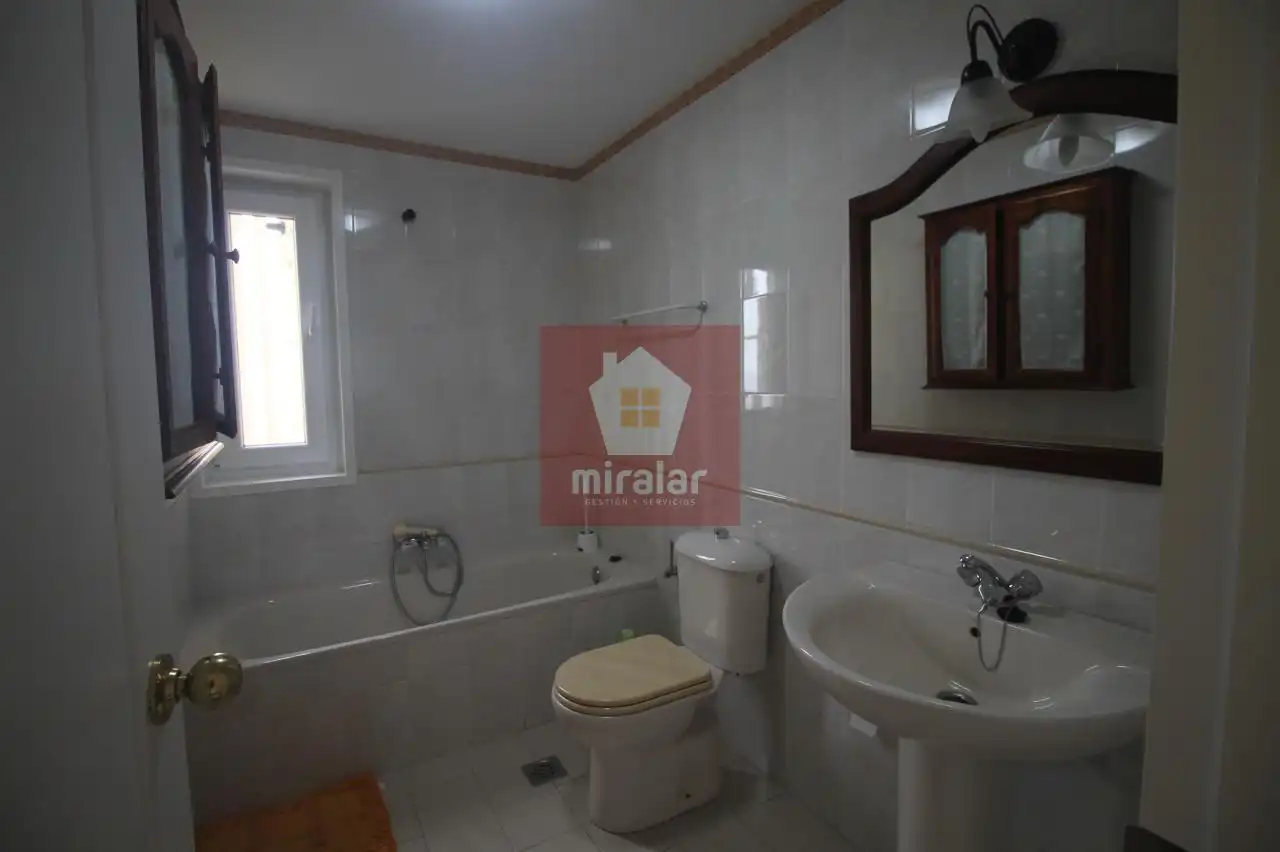 Bathroom of Flat for sale in Vigo   with Heating, Parquet flooring and Storage room