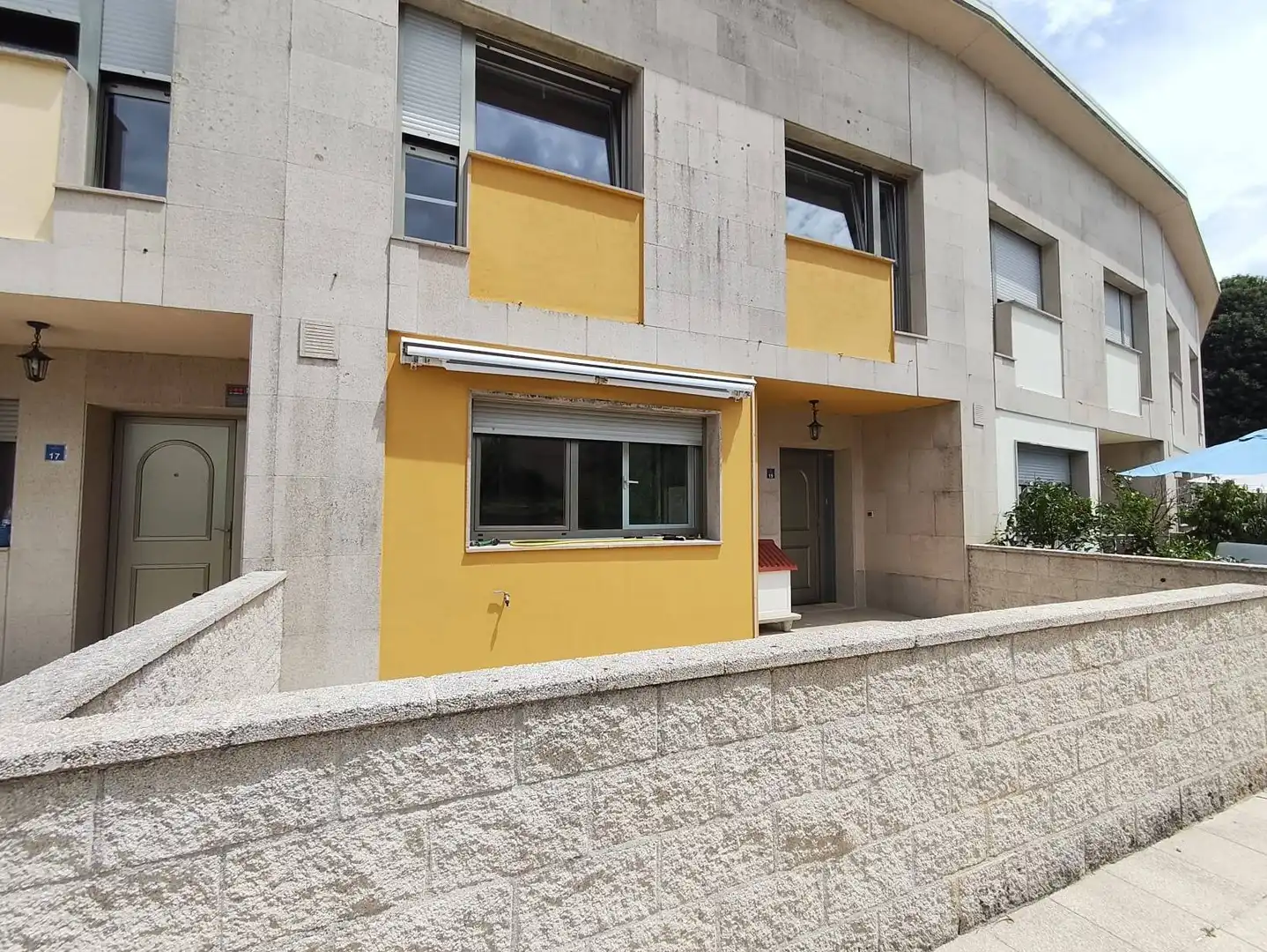 Vista exterior de Casa adosada en venta en Teo con Calefacción, Jardín privado y Terraza