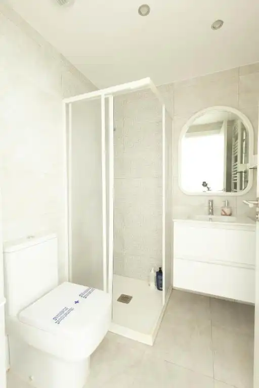 Baño de Piso de alquiler en Santa Cruz de Bezana con Calefacción, Amueblado y Balcón