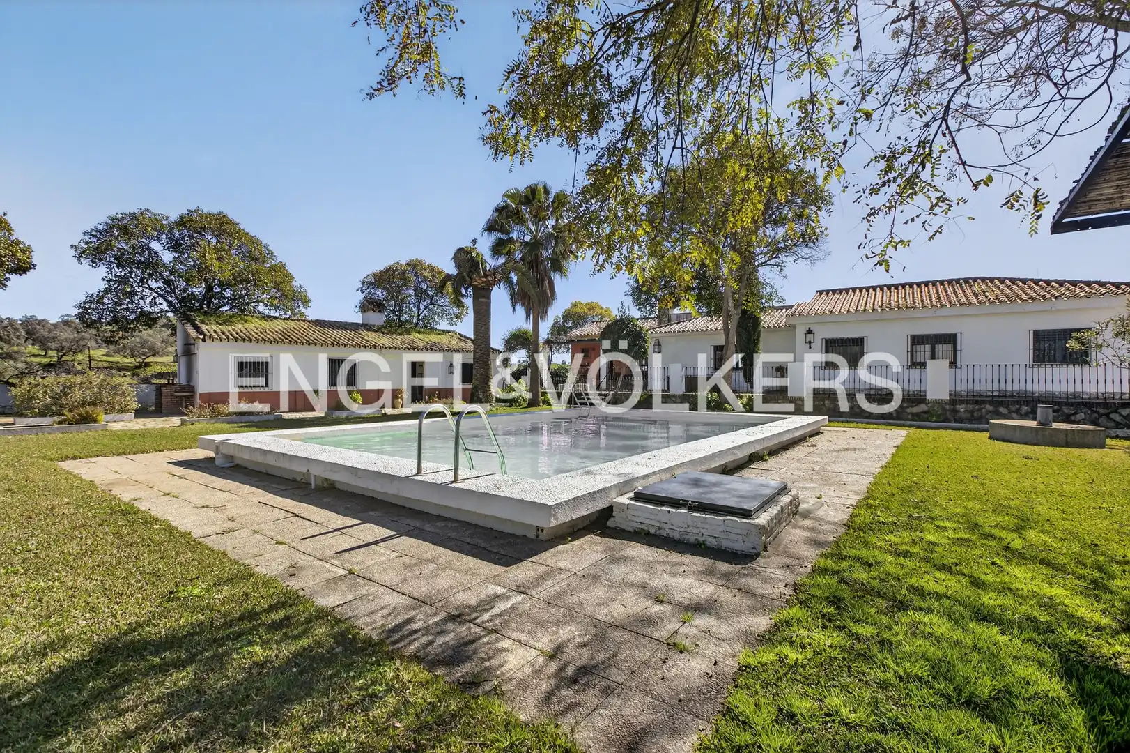 Piscina de Finca rústica en venta en El Castillo de las Guardas con Aire acondicionado, Calefacción y Jardín privado