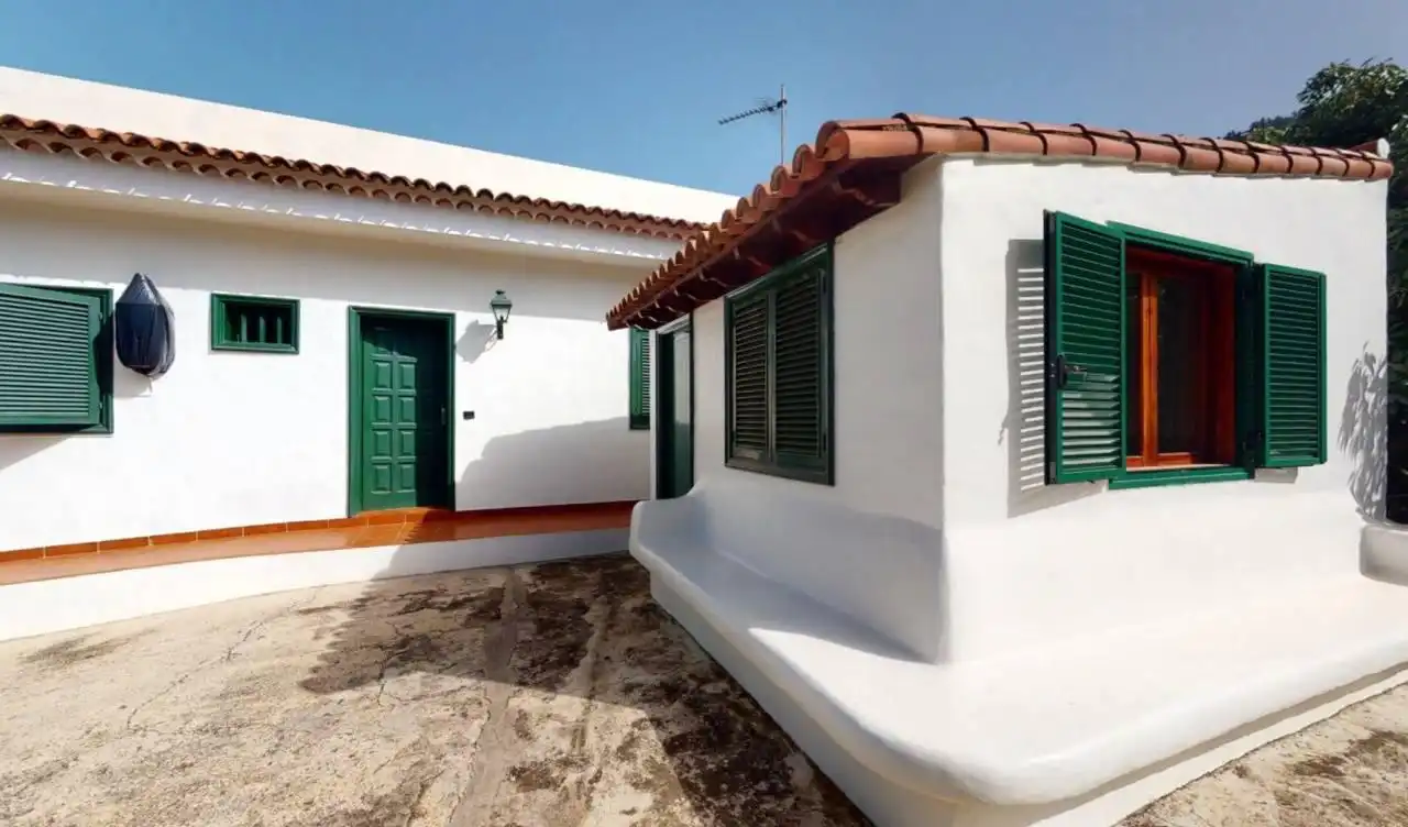 Vista exterior de Casa o xalet en venda en La Orotava amb Jardí privat, Terrassa i Moblat
