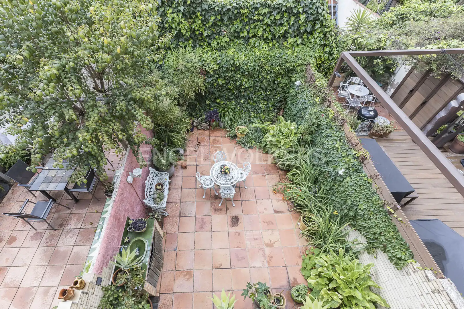 Terrasse von Einfamilien-Reihenhaus zum Verkauf in Barcelona mit Heizung, Privatgarten und Parkett
