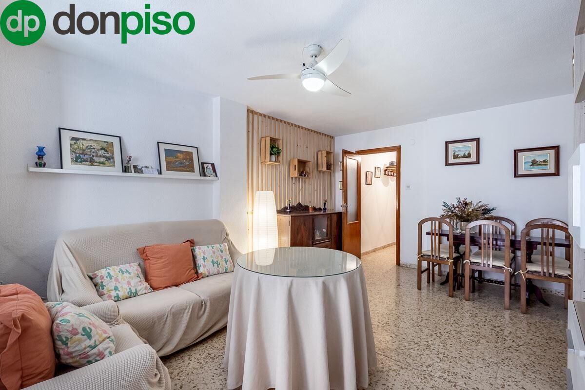 Living room of Flat for sale in  Granada Capital  with Air Conditioner and Balcony
