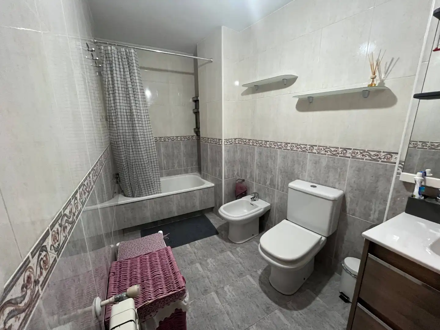 Badezimmer von Wohnung zur Miete in Santiago de Compostela  mit Heizung und Möbliert