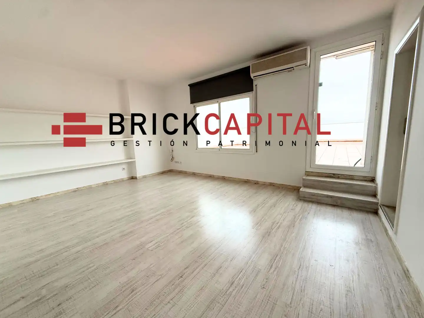 Vista exterior de Ático en venta en Barcelona con Calefacción, Parquet y Terraza