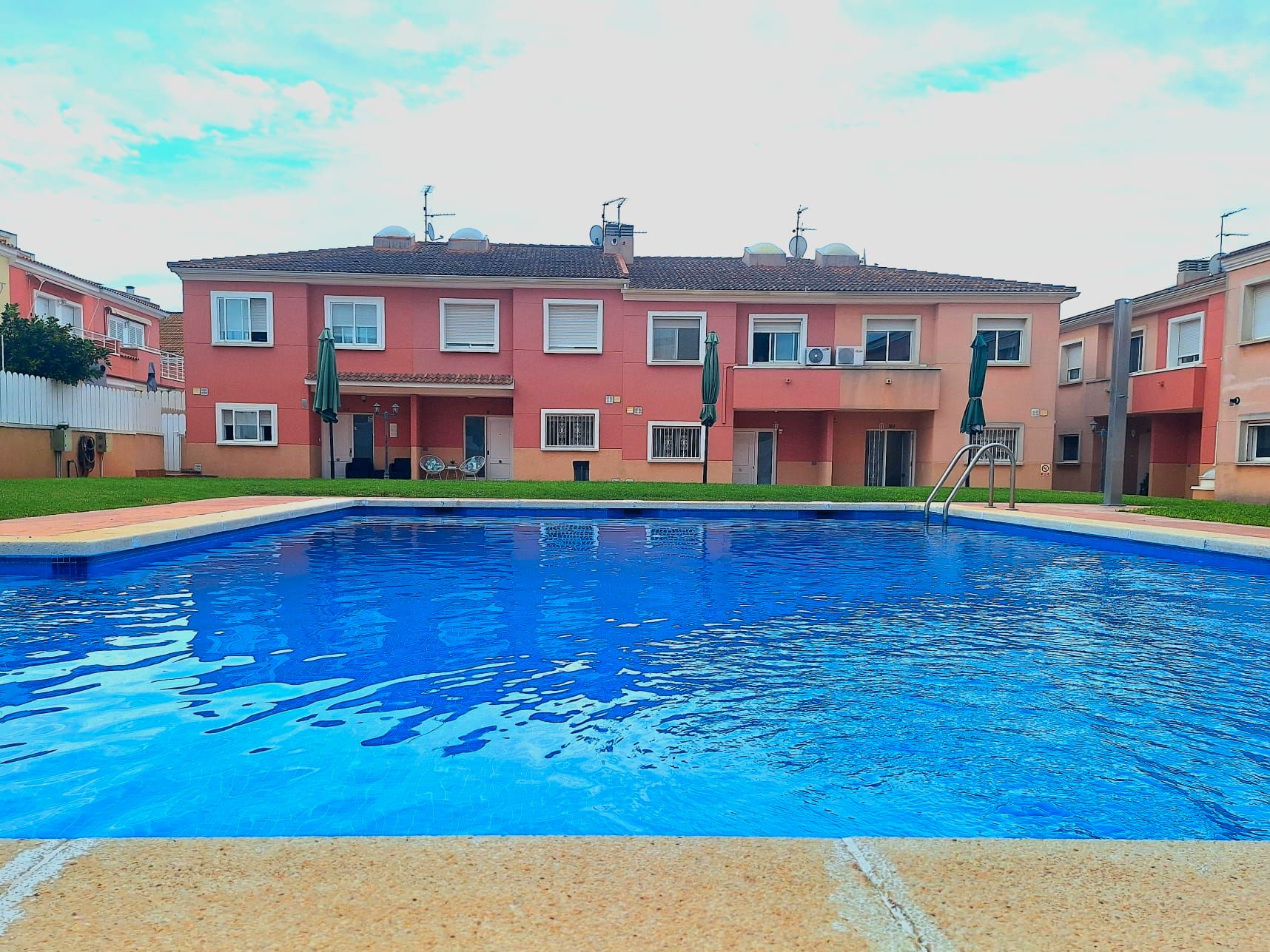 Piscina de Casa adosada en venda en El Vendrell amb Aire condicionat, Calefacció i Terrassa