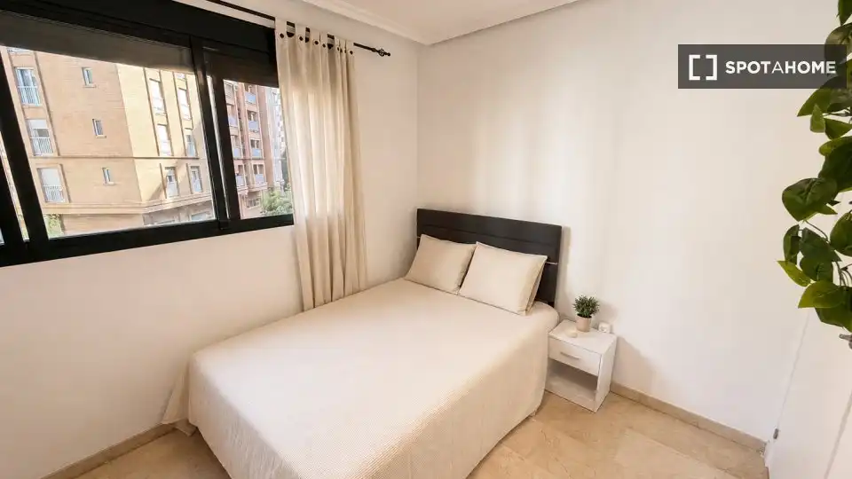Bedroom of Flat for share in Valencia  with Air Conditioner, Heating and Furnished