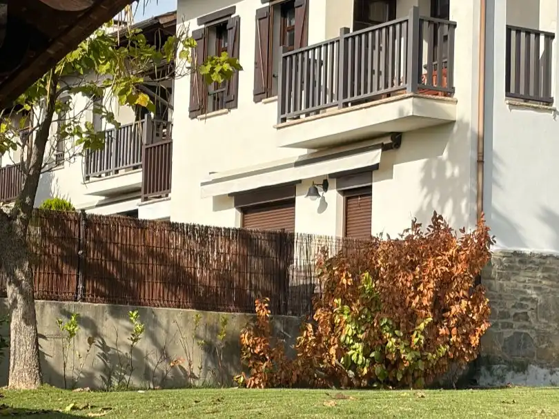Vista exterior de Dúplex en venda en Jaca amb Aire condicionat, Terrassa i Piscina
