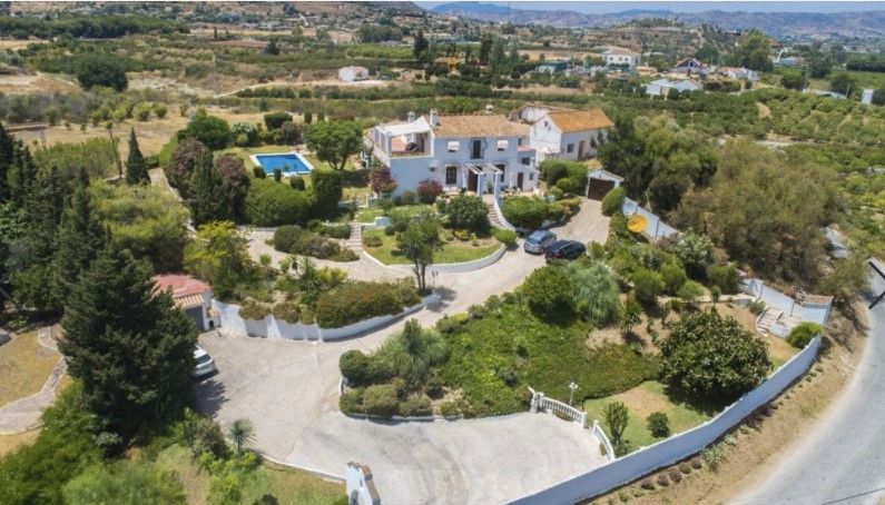 Vista exterior de Finca rústica en venda en Alhaurín de la Torre amb Aire condicionat, Jardí privat i Terrassa