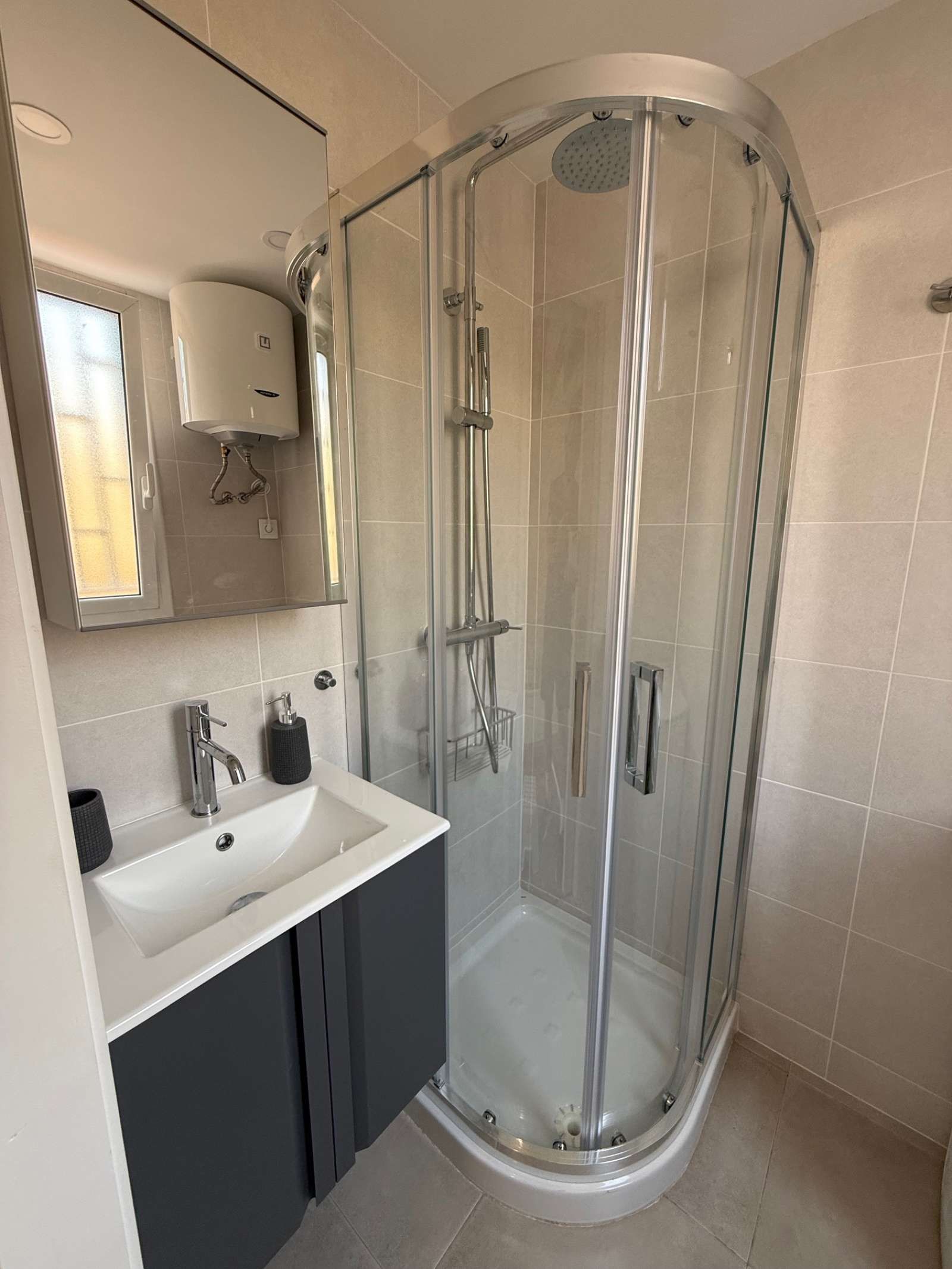 Bathroom of Study for share in  Barcelona Capital  with Air Conditioner, Heating and Terrace