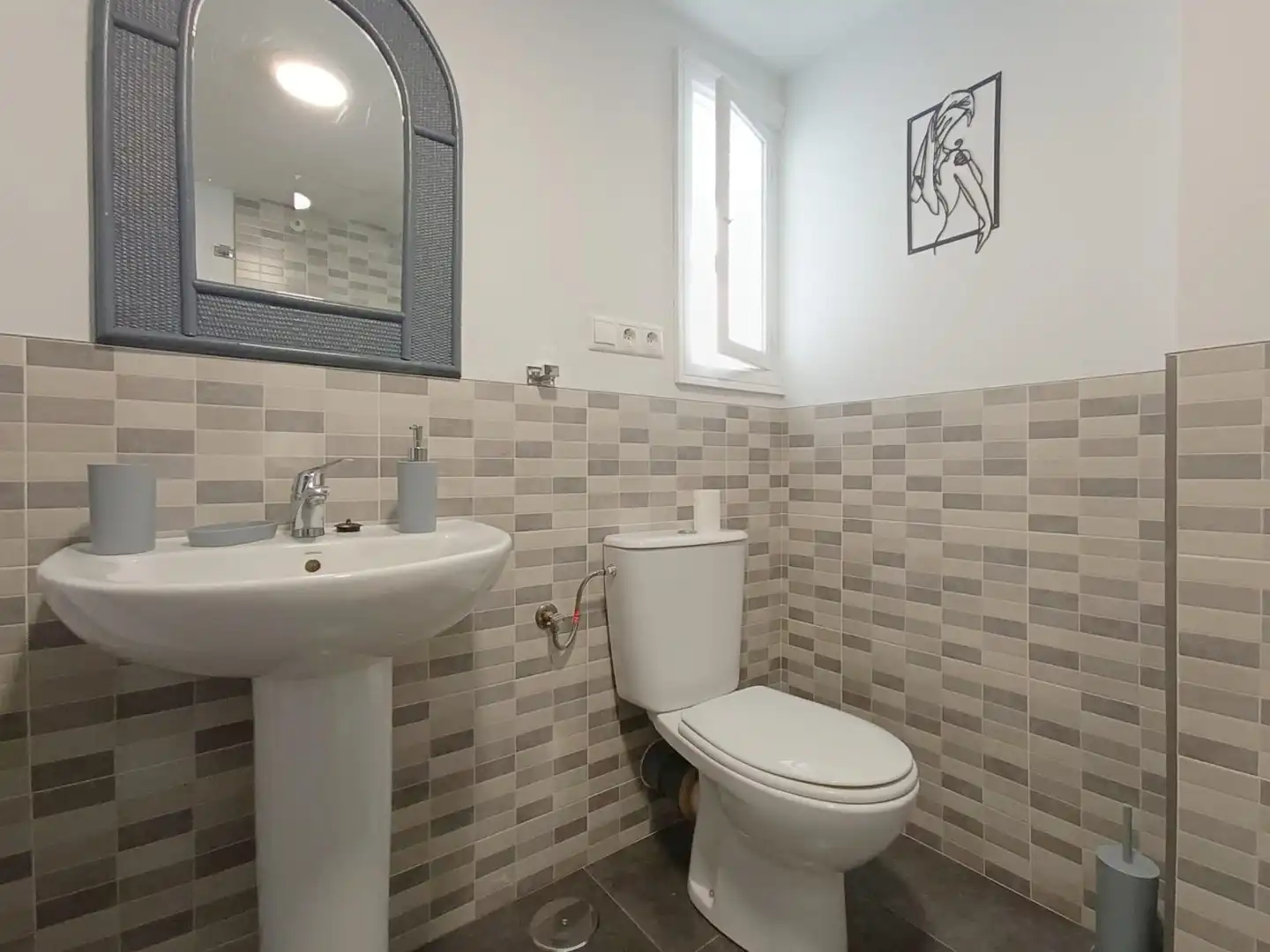 Bany de Apartament de lloguer en Almería amb Terrassa
