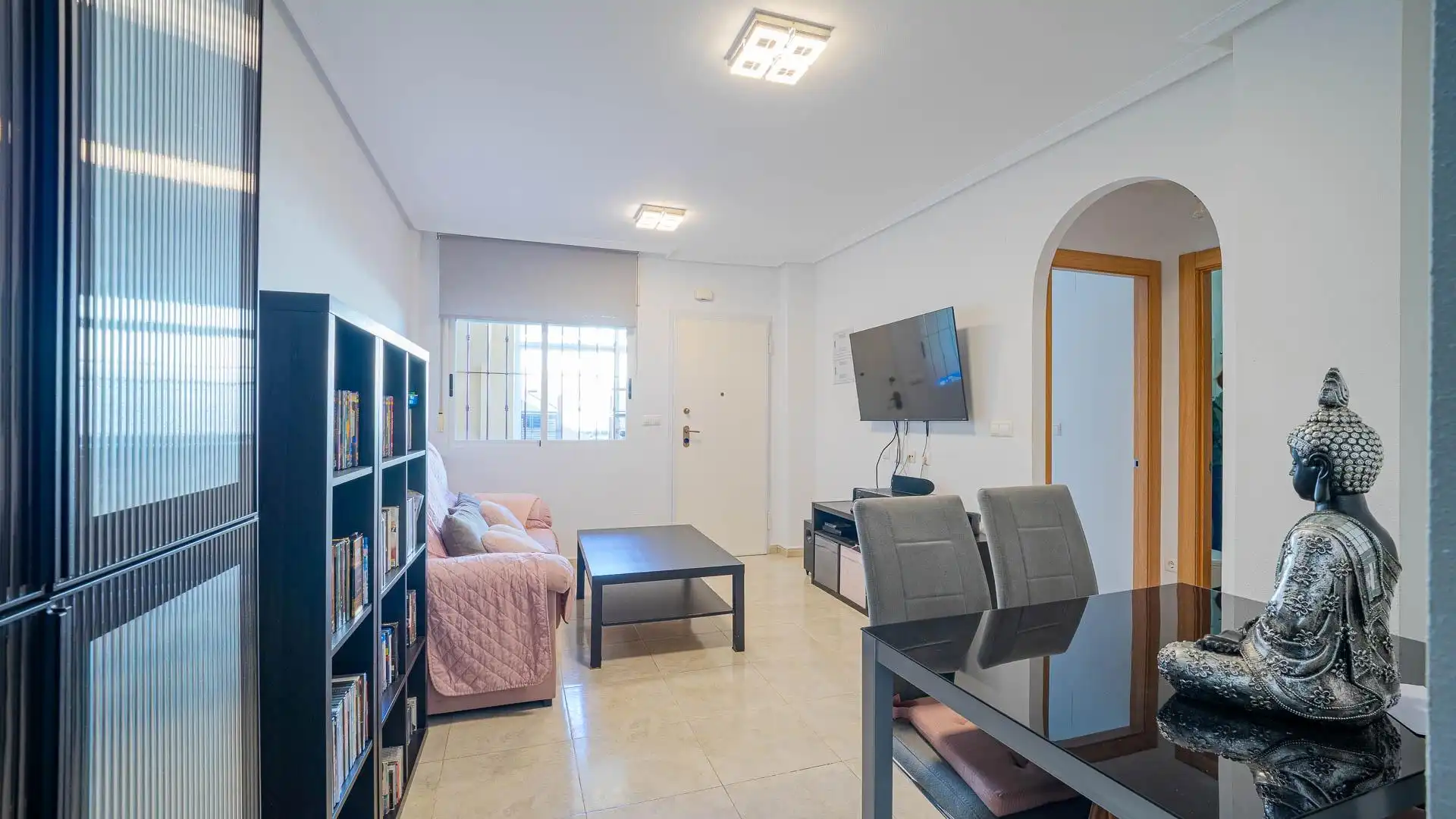 Sala d'estar de Casa o xalet en venda en Orihuela amb Jardí privat, Moblat i Piscina comunitària
