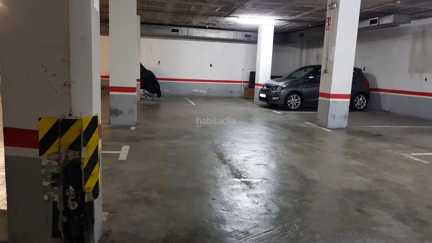 Moto in affitto a Carrer del Mariscal Cabanes 32, imagen 4