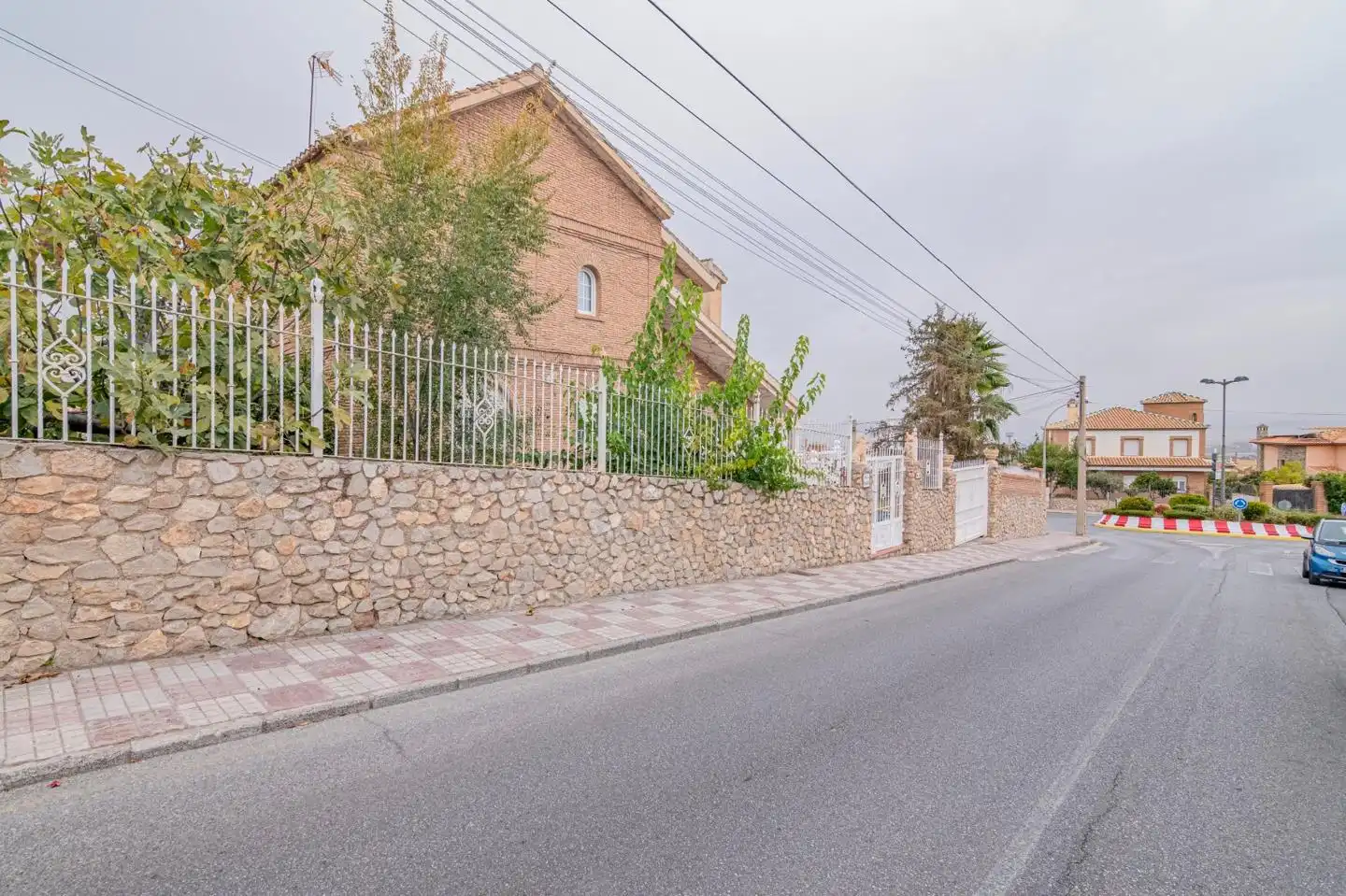Vista exterior de Casa o xalet en venda en La Zubia amb Calefacció, Jardí privat i Terrassa