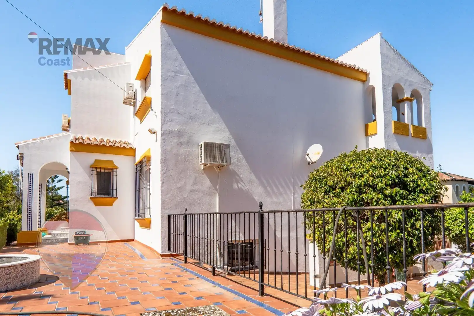 Vista exterior de Casa o xalet en venda en Alhaurín de la Torre amb Piscina comunitària