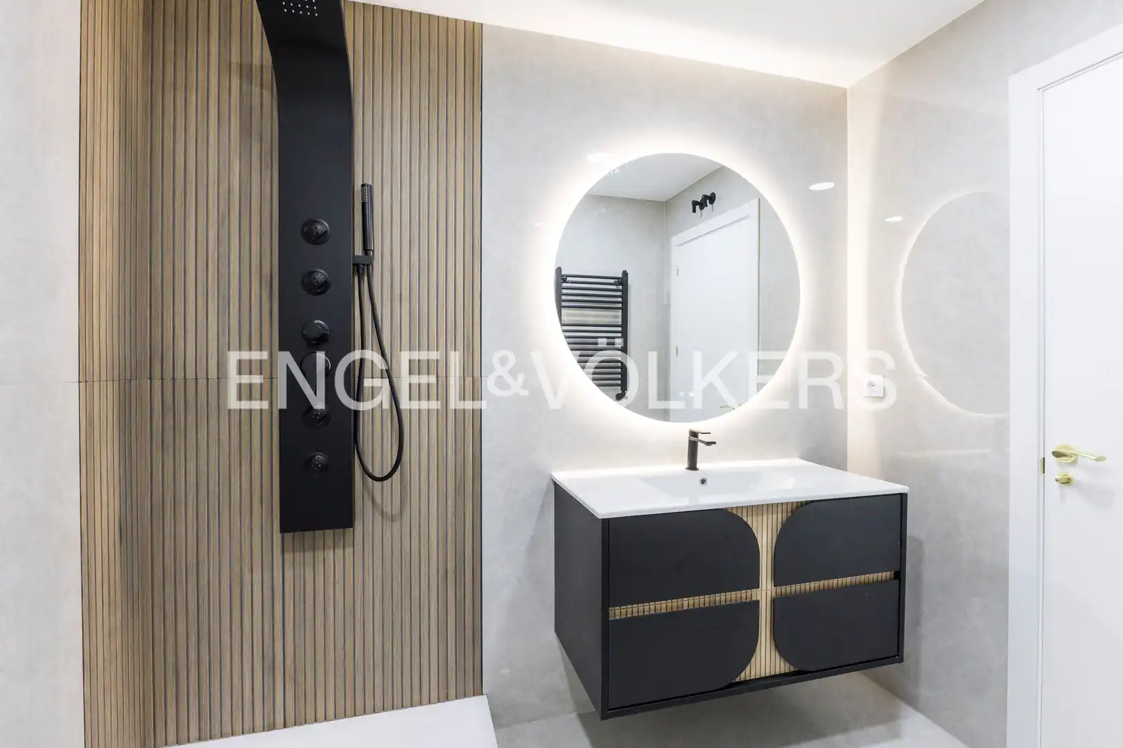 Bathroom of Flat for sale in Madrid  with Air Conditioner, Heating and Parquet flooring